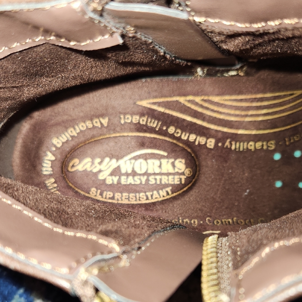 NWOB- Easy Works By Easy Street Brown Ankle Zippered Booties Non- Slip Size 7W - Picture 5 of 7